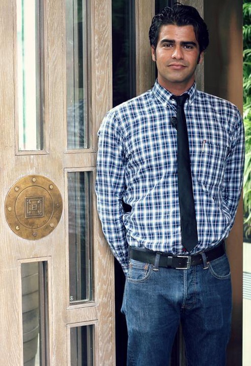 Chàng trai người Ý Simone Signoritti làm việc ở khách sạn tại Anh.