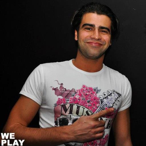 Ngoài gương mặt điển trai, Simone có thân hình mơ ước khi từng 2 lần chiến thắng bộ môn bơi lội ở quê nhà. Công việc hàng ngày của Simone là đứng tại hành lang khách sạn để giúp đỡ các vị khách VIP.