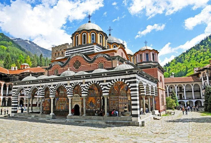 Phần phía đông của Đông Âu (Ukraine, Bulgaria, Romania, Moldova, Balkans) là khu vực giá rẻ nhất của châu lục. Một du khách có thể sống dư giả chỉ với <abbr class=