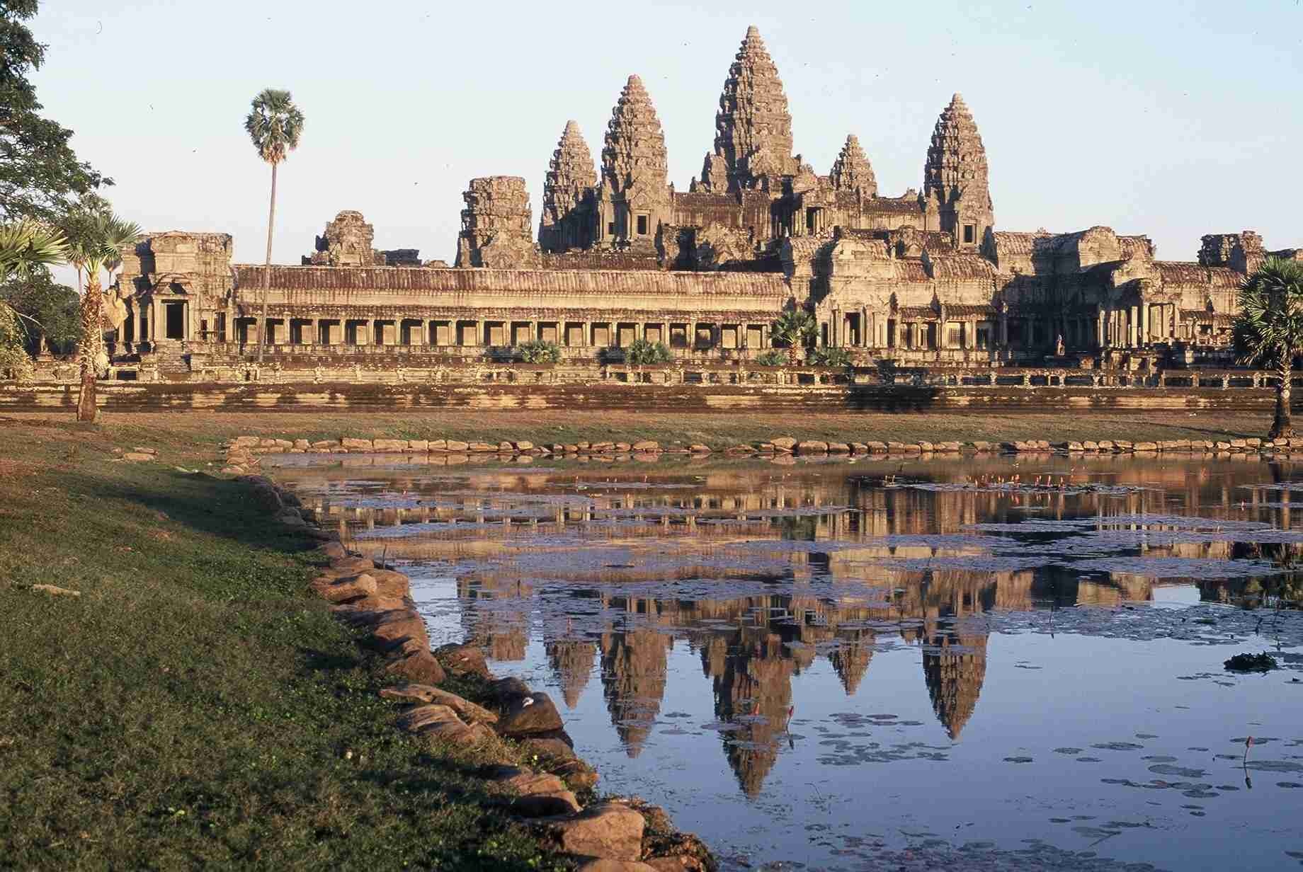 Láng giềng của Việt Nam với quần thể Angkor Wat quen thuộc luôn nằm trong danh sách những quốc gia du lịch giá rẻ nhất khu vực. Mọi thứ ở đây đều tiêu tốn khá ít chi phí. Một phòng nghỉ có máy lạnh riêng với giá <abbr class=