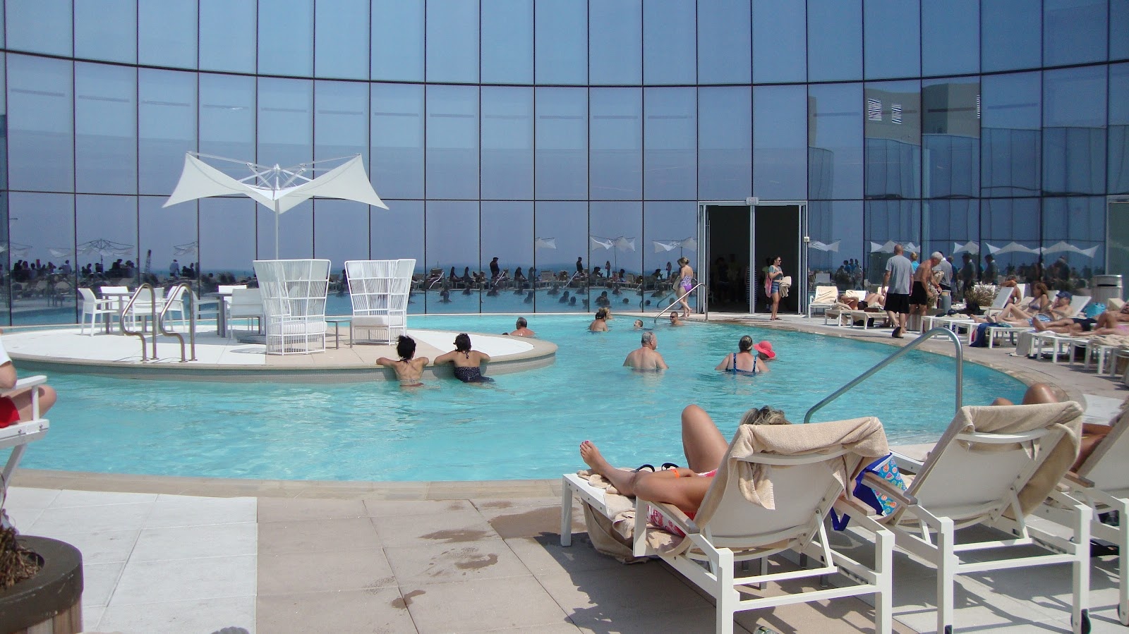 Tuy nhiên chỉ sau 2 năm mở cửa, Revel vừa bị ngừng hoạt động vì không sinh lời. Casino này đã 2 lần tuyên bố phá sản, gần đây nhất là vào tháng 6 vừa qua. 