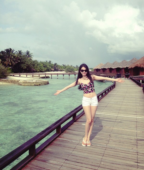 Các khu resort được xây dựng trên biển, nằm tách biệt nhau độc lập nằm 2 bên cây cầu gỗ là điểm dễ nhận thấy ở hòn đảo này. Người mẫu nội y Ngọc Trinh đứng tạo dáng trong một lần đến đây du lịch vào tháng 9/2013.