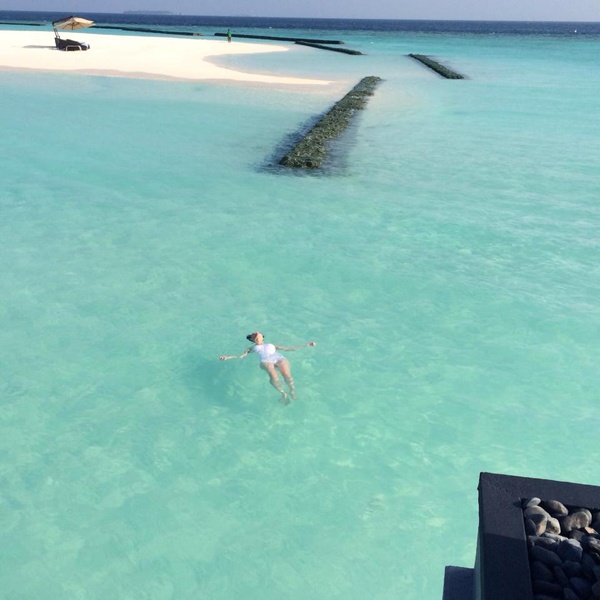 Nữ ca sĩ Trà My Idol thả người theo làn nước biển trong dịp đi du lịch cùng chồng sắp cưới vào đầu năm 2014. Một đặc điểm ấn tượng nữa ở Maldives là làn nước trong xanh ngắt, có thể nhìn xuyên thấu cả những rạn san hô đầy màu sắc. 