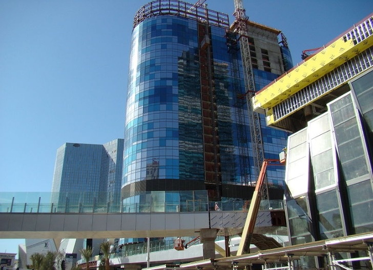 Thế nhưng Harmon bị tạm dừng xây dựng vào năm 2008 sau khi những sai lầm trong công trình được phát hiện. Hậu quả là hơn <abbr class=