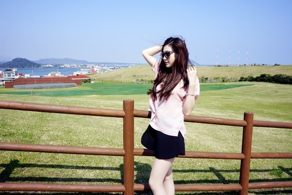 Tháng 4/2014, Á hậu Việt Nam 2012 Dương Tú Anh tới Hàn Quốc du lịch, cô không quen ghé qua đảo Jeju – địa điểm nổi tiếng với các du khách quốc tế khi đến xứ sở kim chi. Jeju mang không khí yên bình của biển cả và đồi núi, đây là nơi nhiều bộ phim truyền hình Hàn Quốc đến ghi hình như Bản tình ca mùa đông, Nàng Dae Jang Geung,… Nơi Tú Anh đứng là con đường đi bộ Olle trải dọc theo bờ phía Nam hòn đảo.