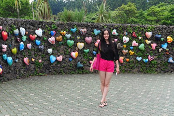 Đầu năm ngoái, Á hậu Hoàng Anh tới Hàn Quốc trong một dự án du lịch, cô có dịp khám phá đảo Jeju. Hoàng Anh chụp ảnh tại Love Land - công viên giáo dục giới tính, nơi khiến không ít khách du lịch cũng phải “đỏ mặt”.