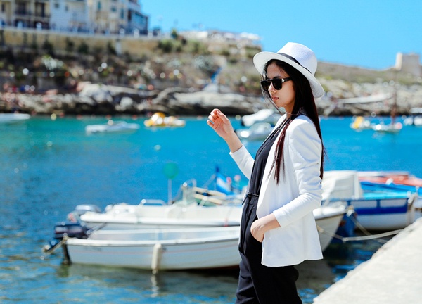 Tháng 9 vừa qua, Hoa hậu Việt Nam 2010 Ngọc Hân có chuyến đi biểu diễn giao lưu văn hóa ở châu Âu cùng các nghệ sỹ khác. Cô ghé đến đảo Gozo - một hòn đảo của quần đảo Maltese trong vùng biển Địa Trung Hải, nằm trong lãnh thổ của quốc đảo Malta. Sau Malta, Gozo là hòn đảo lớn thứ 2 trong quần đảo. 