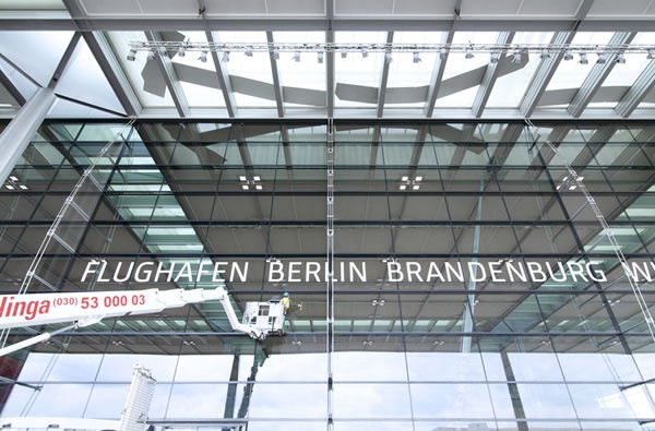 Tại Berlin, Đức, một dự án sân bay Brandenburg được đề xuất để thay thế cho 2 sân bay Schonefeld và Berlin Tegel. Với 27 triệu lượt khách hàng năm, dự án được dự báo sẽ trở thành một trong những sân bay bận rộn nhất ở châu Âu. 