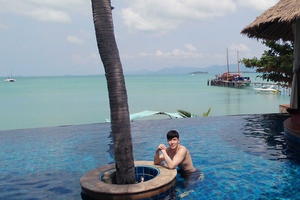 Đi cùng vợ chồng Thu Minh là nam ca sĩ Nathan Lee – một người em thân thiết của cô. Koh Samui thuộc tỉnh Surat Thani và là hòn đảo lớn thứ 3 của đất nước Chùa Vàng. Khu nghỉ dưỡng ở Koh Samui cũng nằm ngay gần bờ biển, hoàn toàn độc lập với bên ngoài. 