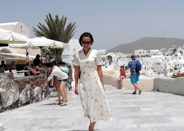 Tháng 6/2013, nữ diễn viên Hồng Ánh có chuyến đi tới Pháp và Hy Lạp. Dừng chân ở Hy Lạp, Hồng Ánh tới thăm làng Oia – ngôi làng đẹp nhất thành phố Santorini nằm trên hòn đảo Santorini. Oia là nơi bộ phim ca nhạc Mama Mia quay tại đây. Đặc điểm của làng Oia là những ngôi nhà nhỏ nhắn sơn 2 màu trắng và xanh nước biển. 