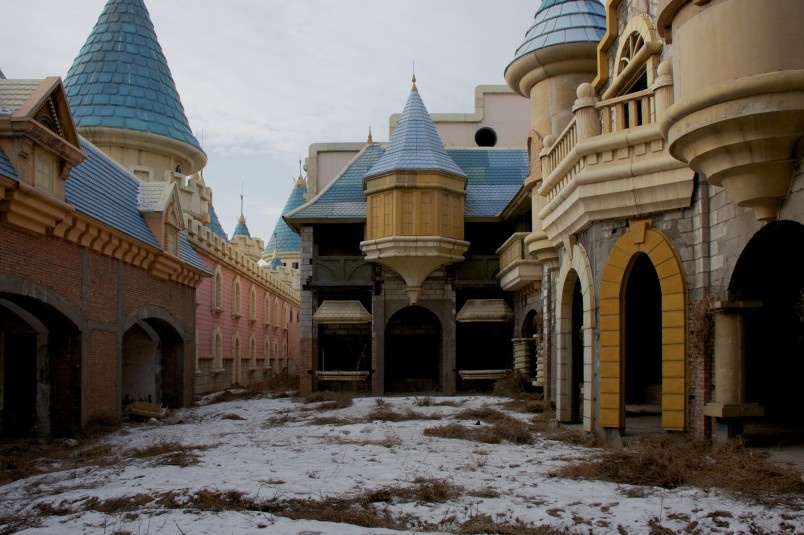 Quá trình xây dựng tới năm 1998 thì bị ngừng vì các nhà thầu gặp rào cản từ giới chức năng và nông dân địa phương. Tới nay, tàn tích của khu công viên vẫn bị bỏ hoang.