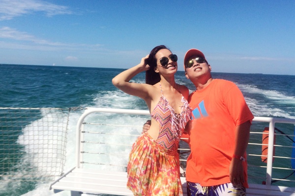 Vào tháng 6 vừa qua, vợ chồng cựu người mẫu, giám khảo Thúy Hạnh – nhạc sĩ Minh Khang đi du lịch tới bang Florida của Mỹ, họ thăm thú các địa điểm nổi tiếng như thành phố Miami và đảo Key West. Từng được bình chọn là hòn đảo đẹp nhất nước Mỹ, Key West có nhiều hòn đảo được nối với nhau bằng đường cao tốc xuyên biển.  