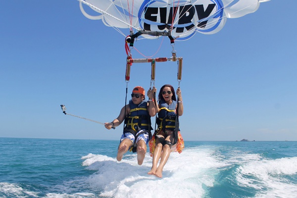 Thúy Hạnh tiết lộ, đảo Key West nằm ở cực nam Mỹ  là thánh địa của giới lặn và đánh bắt cá thể thao. Vợ chồng cô tranh thủ trải nghiệm nhiều trò chơi cảm giác mạnh trên biển tại đây. 