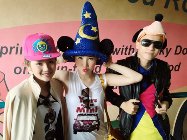 Tháng 2 năm ngoái, nữ ca sĩ Bảo Thy đi du lịch đầu xuân tại Hong Kong cùng anh trai và bạn bè. Một trong những địa điểm “công chúa bong bóng” ghé thăm là công viên giải trí Disneyland tọa lạc ở vịnh Penny, đảo Lantau. 