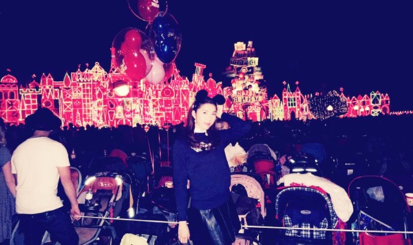 Ngọc Quyên đội mũ tai chuột quen thuộc hòa cùng dòng người đổ về công viên. Vào buổi tối, Disneyland như một khu thần tiên lấp lánh ánh đèn rực rỡ. 