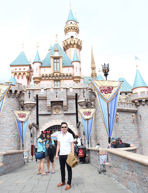 Trong thời gian nghỉ ngơi, 2 nam ca sĩ đến thăm các địa điểm vui chơi giải trí, trong đó có công viên Disneyland khiến họ thích thú nhất. The Men không quên ghi lại nhiều khoảnh khắc ở các khu vui chơi chủ đề trong công viên rộng lớn. 