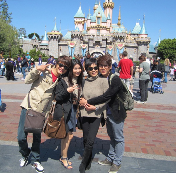 Tháng 4/2014, bộ đôi Bá Thắng- Hòa Hiệp trong tam ca điện ảnh cũng tận dụng thời gian rảnh khi lưu diễn ở Mỹ để tới thăm thú công viên Disneyland. 