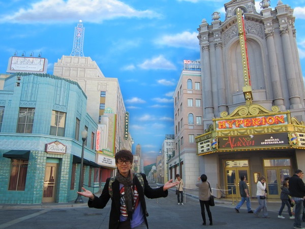 Dưới sự hướng dẫn của diễn viên Kha Ly, họ đã có khoảng thời gian vui chơi sôi nổi ở Disneyland, thậm chí không ngại thử tham gia nhiều hoạt động ca hát tại đây. 