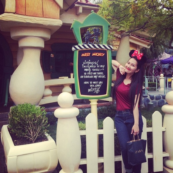 Tại đây, gia đình nữ diễn viên xinh đẹp cùng đội nón tai chuột, đuôi chó ngộ nghĩnh và tận hưởng những trò chơi ở công viên. Đặc biệt cậu bé Sonic tỏ ra rất thích thú vui đùa với các  nhân vật hoạt hình quen thuộc. Ngoài Disneyland, gia đình Kim Hiền còn đến các khu Universal Studio và Legoland thăm quan.