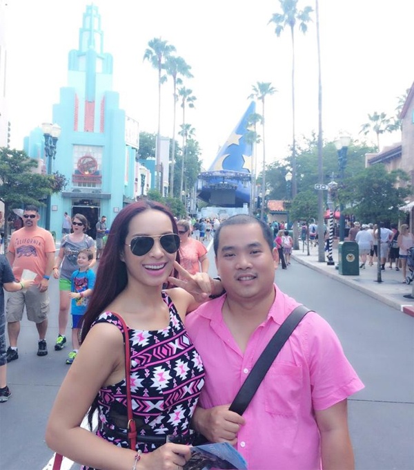 Nếu các ông bố bà mẹ thường dẫn con cái đến Disneyland thì vợ chồng cựu người mẫu Thúy Hạnh – nhạc sĩ Minh Khang lại “trốn con” đến đây. 