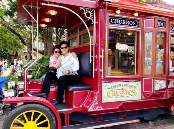 Nam người mẫu chia sẻ Disneyland giúp anh trở lại tuổi thơ của mình, còn bạn gái anh cũng vui đùa như một cô gái đôi mươi. Cặp đôi tham quan nhiều khu vực và không ngại đội nón đôi tai chuột như nhiều đôi uyên ương khác. Tokyo Disneyland là công viên Disneyland ngoài nước Mỹ được xây dựng đầu tiên và đi vào hoạt động vào ngày 15/4/1983. 