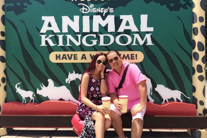 Trong chuyến du lịch đến Mỹ mùa hè vừa qua, vợ chồng Thúy Hạnh dạo chơi ở Disneyland và giải thích muốn “đi tiền trạm trước” để năm sau sẽ đưa hai cô con gái quay trở lại đây. 