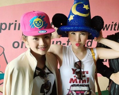 Sao Viet chup anh xi tin trong cong vien Disneyland hinh anh