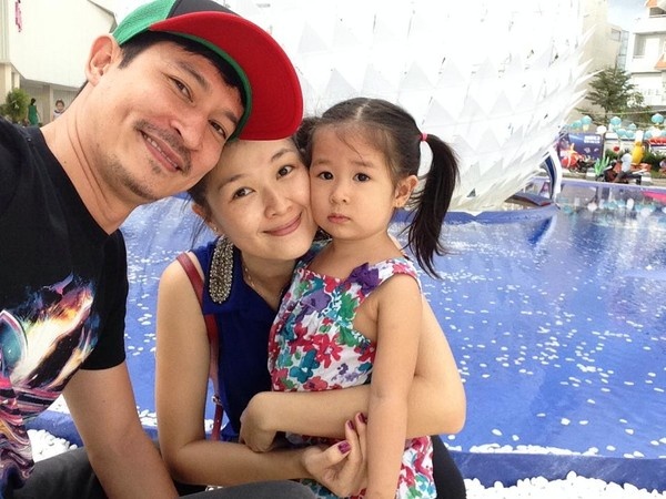 . Tai tiếng tình ái quá khứ của bạn trai từng khiến Anh Thư bị ngăn cản khi mới quen anh. Người đẹp Cảm hứng hoàn hảo cũng không phủ nhận rằng Huy Khánh là người lăng nhăng nhưng cô cho rằng mình đủ rộng lượng để giữ chân Huy Khánh. 