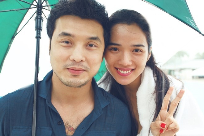 Đi lên từ vai trò em út của nhóm nhạc nổi tiếng 1088, Ưng Hoàng Phúc sở hữu ngoại hình điển trai từng khiến nhiều fan nữ “đổ gục”. Bản thân nam ca sĩ cũng thừa nhận anh được khá nhiều cô gái theo đuổi và tỏ tình. Sau nhiều mối tình không thành, Ưng Hoàng Phúc hiện đang hạnh phúc bên bạn gái là Kim Cương  - người mẫu từng trải qua 1 đời chồng và đã lên chức mẹ. 