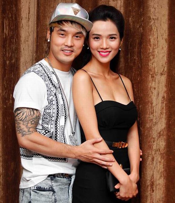 Về phía Kim Cương, từng đổ vỡ trong hôn nhân nên cô chia sẻ mình không quan tâm đến quá khứ của bạn trai và luôn tin tưởng anh. “Tôi chọn cách sống thoải mái nhất có thể, tôi để anh ấy tự do trong những mối quan hệ công việc, bạn bè, không hề kiểm soát hay nghi ngờ” – chân dài nói. 