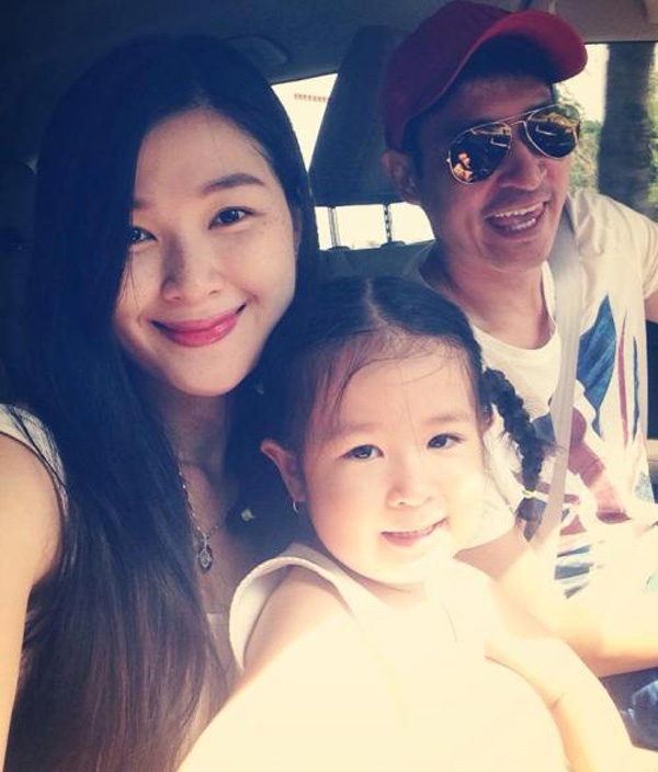 Trong một bài phỏng vấn, Anh Thư chia sẻ từ khi chung sống với cô, Huy Khánh đã thay đổi và chững chạc hơn. “Lý do cuối cùng để tôi muốn gắn kết là nếu anh ấy cảm thấy an tâm khi ở cạnh mình thì chắc chắn sẽ không thay đổi nữa” – Anh Thư nói. Hiện tại, Huy Khánh vẫn rong ruổi trên các trường quay, còn Anh Thư làm hậu phương vững chắc, chăm lo cô con gái 2 tuổi.  