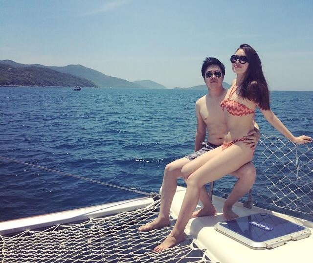 Dù không công khai trên báo chí nhưng Lê Hiếu và bạn gái thoải mái chia sẻ những hình ảnh tình tứ trên trang cá nhân từ mùa hè vừa qua.