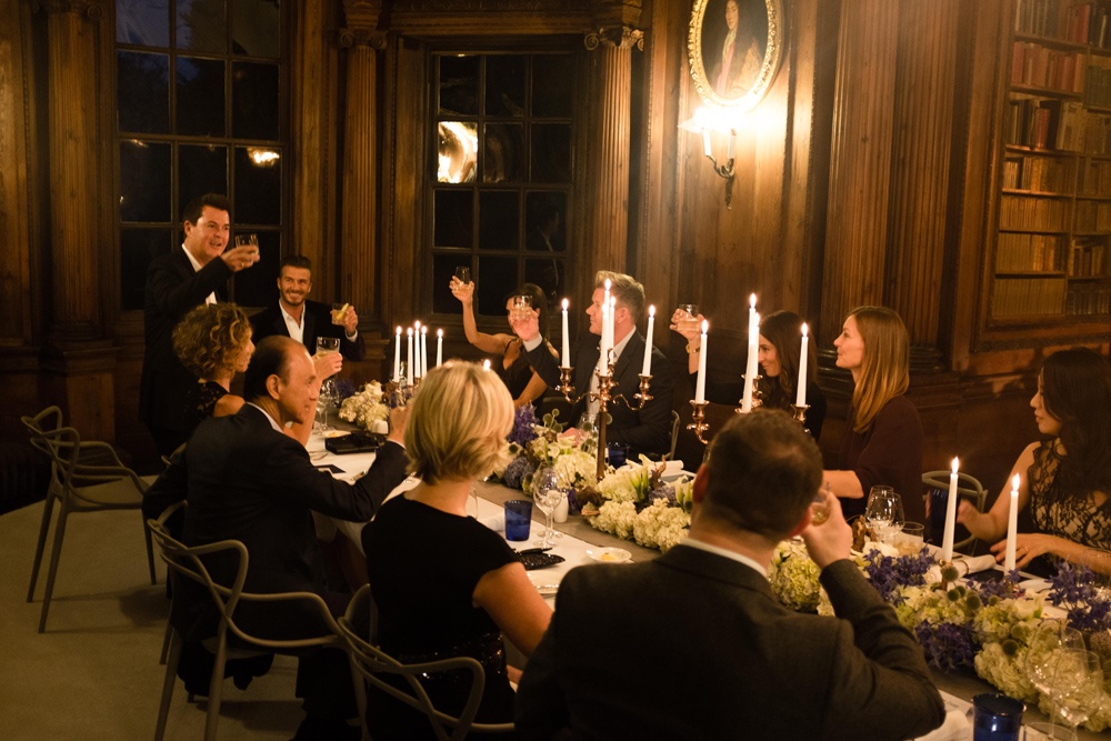 Tại buổi tiệc, vợ chồng Becks mời các ngôi sao đến từ Anh, Mỹ và Châu Á đến tham dự, trong đó người bạn thân của anh - giám khảo của chương trình Vua đầu bếp Mỹ Gordon Ramsay.