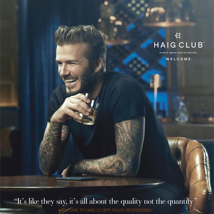 Cũng tại đêm tiệc này, David Beckham hé lộ hình ảnh tấm poster do chính anh làm người mẫu. Ở tuổi 39, vẻ hào hoa của cựu tiền vệ khiến nhiều người ngưỡng mộ.
