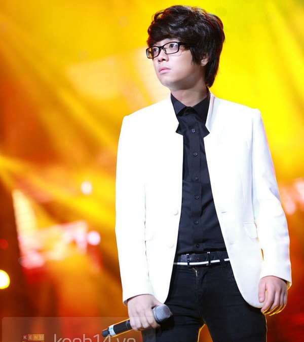 Trong loạt scandal xảy ra vào thời điểm mới nổi của Bùi Anh Tuấn không thể không nhắc đến 2 lần liên tiếp vắng mặt tập duyệt cho chương trình Bài hát yêu thích hồi đầu năm 2013, hậu quả là bị ban tổ chức cấm diễn trong 6 tháng. 