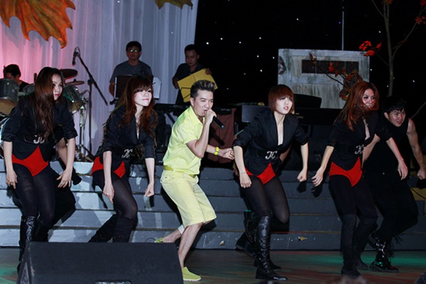 Hồi tháng 9/2012, Đàm Vĩnh Hưng có tiết mục trong chương trình Giấc mơ mùa thu tại TP.HCM. Anh gây chú ý khi diện trang phục màu xanh nõn chuối bắt mắt, kèm với đó là một bên chân phải băng bó. 