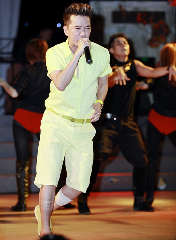 “Ông hoàng nhạc Việt” vẫn chứng tỏ bản lĩnh sân khấu khi liên tục nhảy và hát cuồng nhiệt cũng như giao lưu với khán giả. Nam ca sĩ còn chuyển sang nhiều bộ trang phục khác tùy theo các màn biểu diễn. 