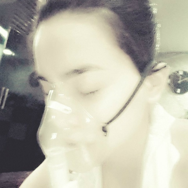 Mới đây, “nữ hoàng giải trí” Hồ Ngọc Hà tổ chức liveshow hoành tráng Tour xuyên Việt dành tặng cho các sinh viên đại học. Mặc dù là liveshow miễn phí nhưng Hồ Ngọc Hà vẫn dốc tâm huyết đầu tư cho từng tiết mục. Trong những ngày tập luyện để chuẩn bị, vì làm việc quá sức nên Hà Hồ bị cảm nặng và khàn giọng. Trên trang cá nhân, nữ ca sĩ còn đăng ảnh cô phải thở bằng ống oxy. 