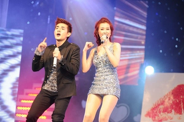 Váy ôm sát và chiều dài khiêm tốn khiến Đông Nhi rơi vào tình trạng dễ dàng lộ quần trong khi biểu diễn cùng bạn trai Ông Cao Thắng. 