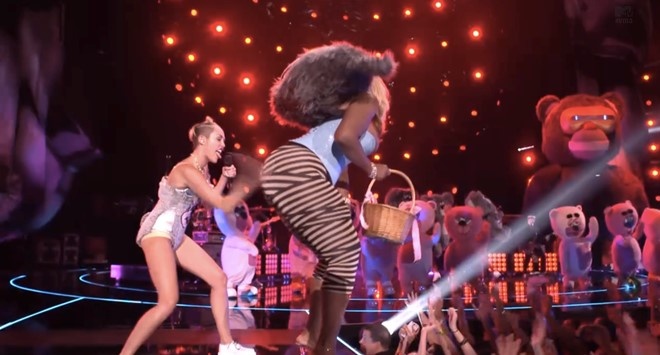 Vỗ mông vũ công chỉ là một trong những chiêu trò gây sốc mà nữ ca sĩ nổi loạn Miley Cyrus mang đến trong tour diễn thế giới gần đây. Nữ ca sĩ nổi tiếng từ Disney thậm chí còn mang đồ chơi tình dục lên sân khấu. 