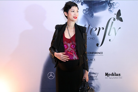 Tháng 7 năm ngoái, giữa tin đồn đã bí mật ly hôn với phó đạo diễn Thanh Nam thì cựu chân dài Xuân Lan xuất hiện với bụng bầu 6 tháng đi dự sự kiện. 