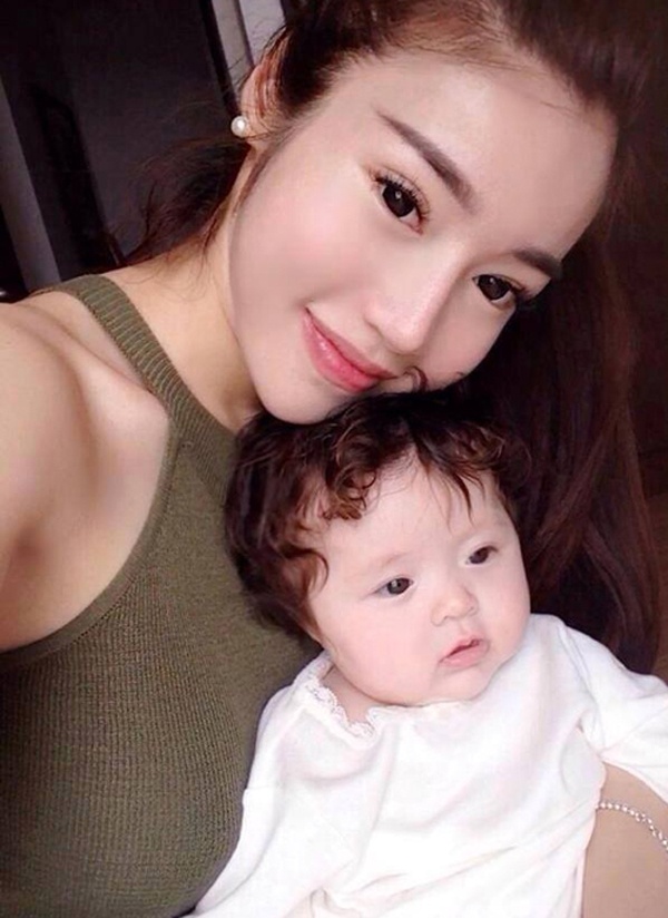 Cách đây vài tháng, tin đồn cựu hot girl kiêm diễn viên Elly Trần đã có con rầm rộ trên mạng. Khi được hỏi, Elly Trần né tránh trả lời trực tiếp. Cho tới hôm 13/10, trong bài phỏng vấn trên Zing, người đẹp mới thừa nhận cô đã làm mẹ của một bé gái từ 2 tháng nay. 