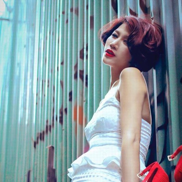 Chân dài nổi tiếng với những phát ngôn thẳng thắn viết: “Có một em hoa hậu giải miệt vườn có lẽ số người biết trên đầu ngón tay tỏ ra nguy hiểm quăng bom! Catse em đi diễn 750usd! Em làm chị ngưỡng mộ vì cặp cẳng của em có chút éc, cong, mập nên cả đời em phải mặc váy dài chùm chân ai mời em đi catwalk vậy?”.  Trang Trần cũng nói thêm về công việc chính của hoa hậu là dự sự kiện chứ không phải sàn catwalk. Đoạn chia sẻ của bà chủ quán bún đậu nhận được sự quan tâm của cư dân mạng.