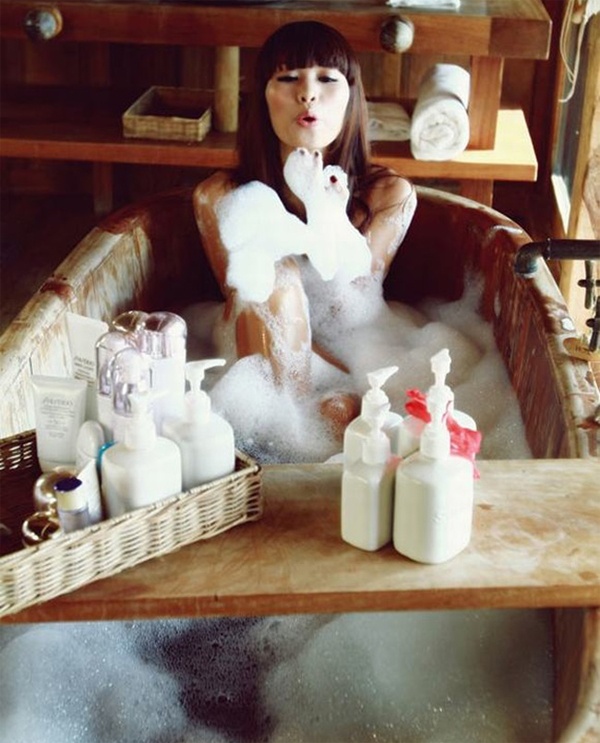 Xuất phát từ vai trò người mẫu đi hát, Hà Anh tận dụng triệt để lợi thế sexy trong các sản phẩm âm nhạc. Tháng 9/2011, Hà Anh tung ra single đầu tiên Model (Take my picture) với MV được chân dài đầu tư bằng một ê kip chuyên nghiệp. 