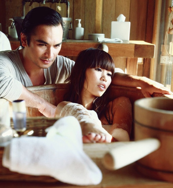 Trong 17 phân cảnh khác nhau được quay như một bộ phim ngắn, có cảnh Hà Anh ngâm mình trong bồn tắm gỗ, bên cạnh cô là diễn viên Đức Hải cùng diễn xuất. Ngoài cảnh tắm bồn, Hà Anh còn khoe thân hình người mẫu trong nhiều trang phục gợi cảm ở những địa điểm sang trọng. Chân dài thừa nhận cô chú trọng nhiều về mặt hình ảnh để đánh dấu giai đoạn mới của sự nghiệp. 