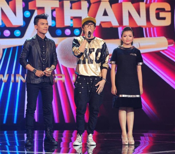 Không chỉ riêng trang phục, bố nuôi Hoài Lâm còn thêm phụ kiện đồng hành như mũ lưỡi trai và giày thể thao năng động ăn ý. Sự thay đổi có phần táo bạo của danh hài giản dị khiến nhiều người chú ý. 