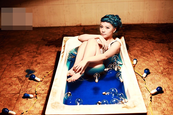 “Trong cảnh quay này, theo như kịch bản thì xung quanh bồn tắm có gắn bóng đèn. Do đó, cả ê-kíp phải cẩn thận và cố gắng quay nhanh để tránh việc bóng đèn gặp nước bốc khói và nổ. Lúc đó tôi vừa hát vừa rất hồi hộp” – MiA nói. Sau một thời gian đi hát không được biết đến, cái tên MiA chỉ thực sự nổi sau cuộc thi Gương mặt thân quen và bị đồn là bạn gái nam ca sĩ Hoài Lâm. 