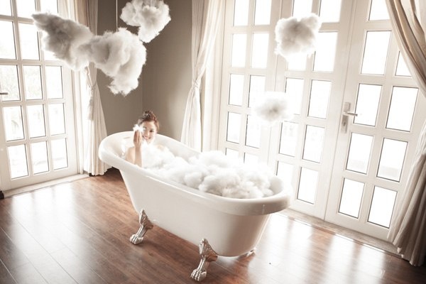 Từ một cô gái ngây thơ, nhân vật của Tâm Tít dần trở nên thủ đoạn khi nghĩ ra nhiều mưu kế để quyến rũ thầy giáo. Trong MV, Tâm Tít thể hiện 2 hình ảnh của nhân vật, vừa ngây thơ dịu dàng như công  chúa, vừa quyến rũ trong bồn tắm đầy xà phòng.  MV Ngày tinh khôi gây ấn tượng bởi hình ảnh được trau chuốt. 