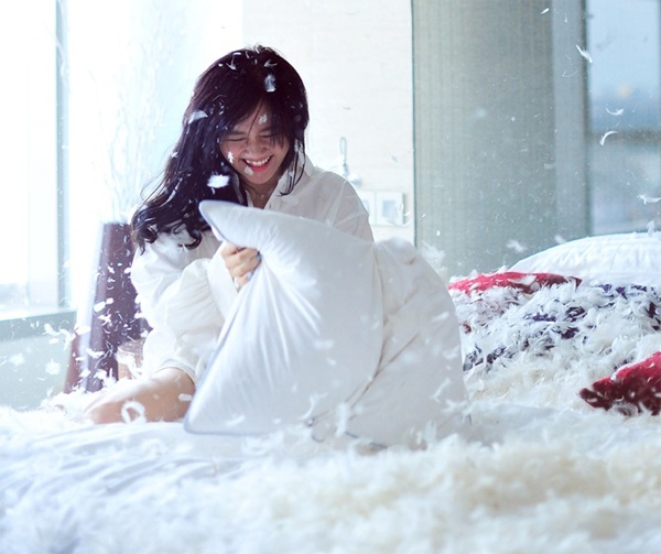 Giảm cân triệt để và thay đổi phong cách thời trang, Văn Mai Hương có thể tự tin khoe đôi chân thon. Đây là cảnh quay gợi cảm của á quân Vietnam Idol trong MV Ngày gần anh được cô phát hành vào mùa hè vừa qua. Đứng sau máy quay cho MV là Rocker Nguyễn - người được coi bạn trai của Mai Hương.