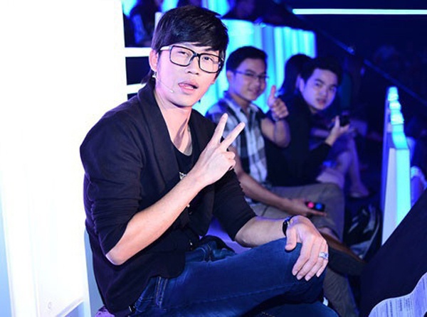 Một trong những lần “trẻ hóa” khá hiệu quả của Hoài Linh là lần anh ngồi ghế nóng ở đêm bán kết The Winner Is. Nam diễn viên hài mặc  đeo mắt kính, diện blazer đen cùng quần jeans năng động và thêm cặp kính trẻ trung. 